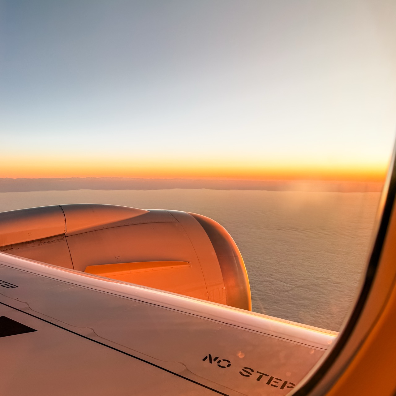 avion al atardecer